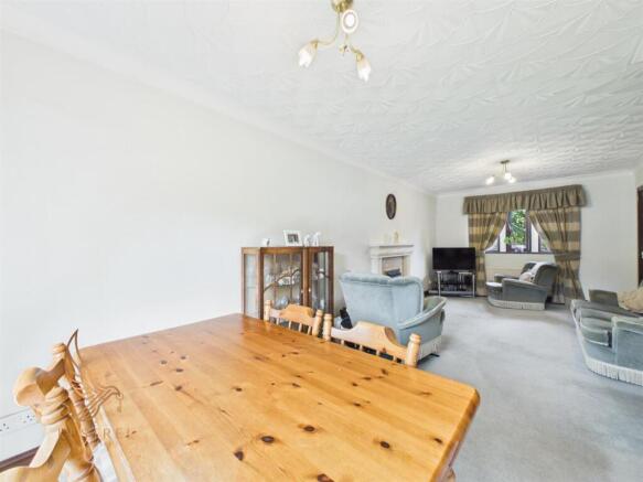 5 bed Detached for sale Image 9