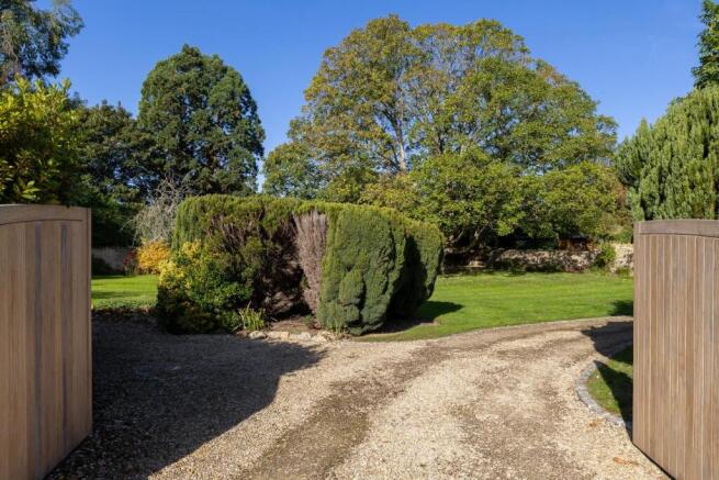 PRIVATE DRIVEWAY.jpg