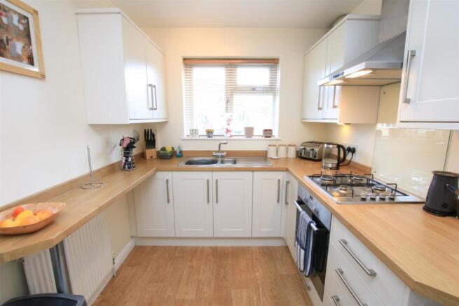 MODERN FITTED KITCHEN