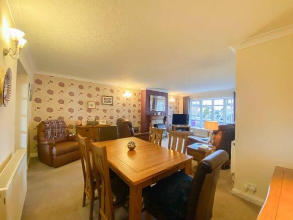 LIVING ROOM/DINER