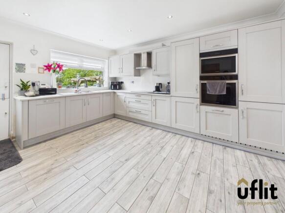5 bed Semi-Detached for sale Image 2