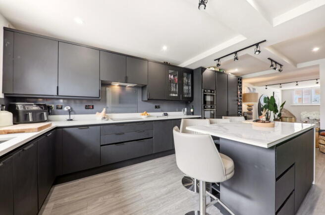 4 bed Semi-Detached for sale Image 10