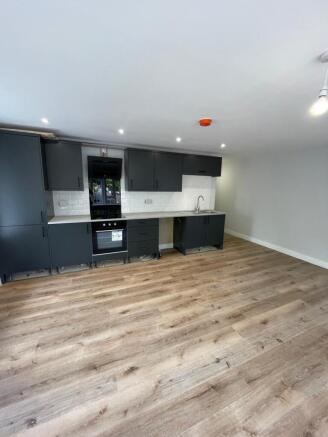 2 bed Flat to rent Image 2