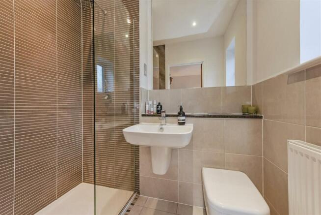En Suite to Bedroom 1