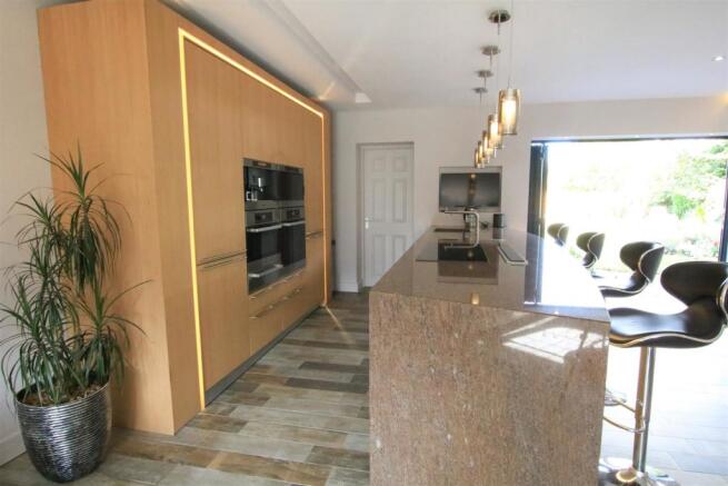 STUNNING CONTEMPORARY LIVING/ DINING/ KITCHEN
