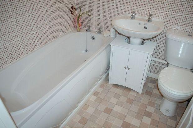 EN-SUITE BATHROOM