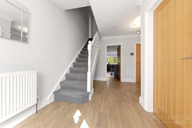 6 bed Detached for sale Image 4