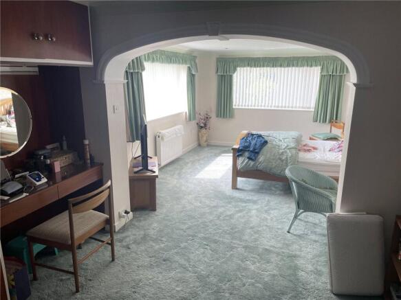 5 bed House for sale Image 10