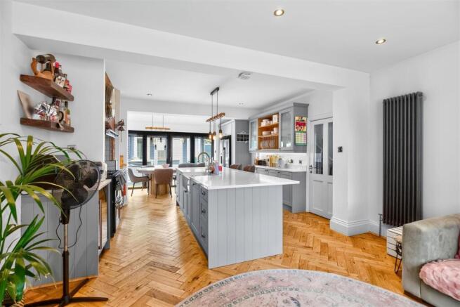 4 bed Semi-Detached for sale Image 5