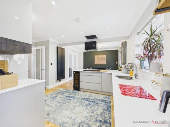 5 bed Link Detached House for sale Image 10