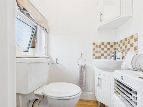 EN-SUITE CLOAKROOM