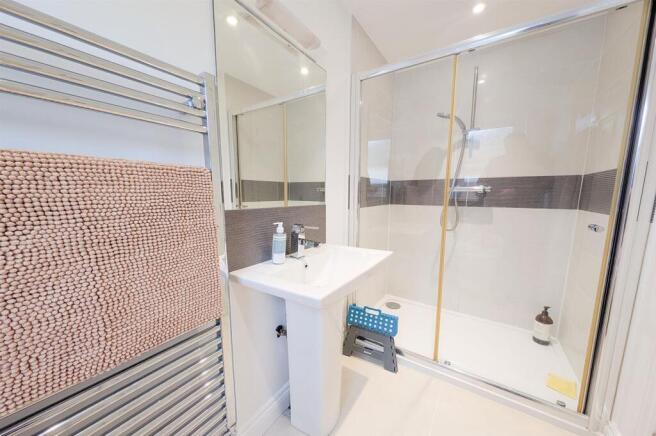 Ensuite bed 2.jpg