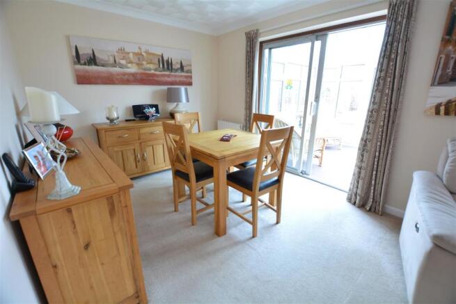 4. dining area.JPG