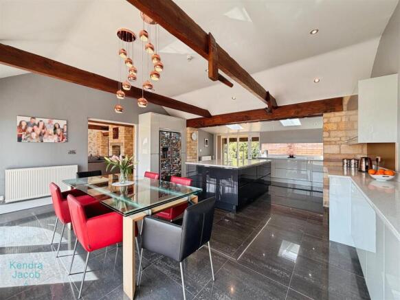 4 bed Bungalow for sale Image 11