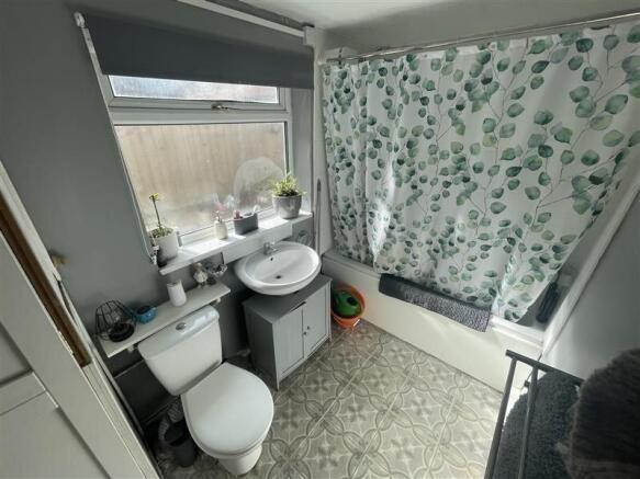 2 bed Terraced to rent Image 5