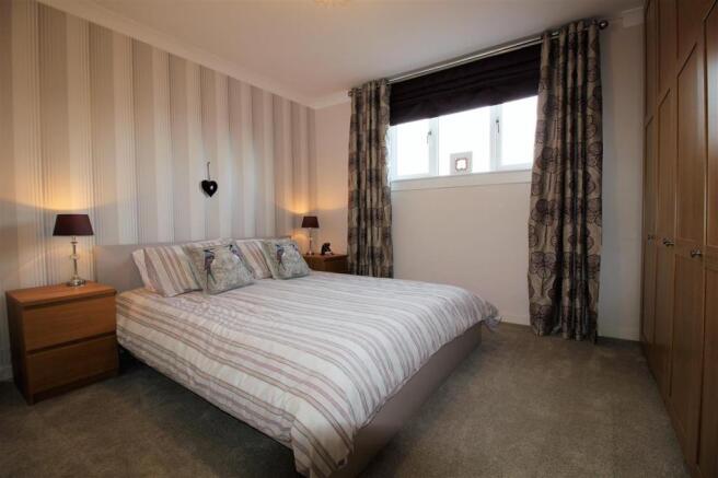 Bedroom 2 with en