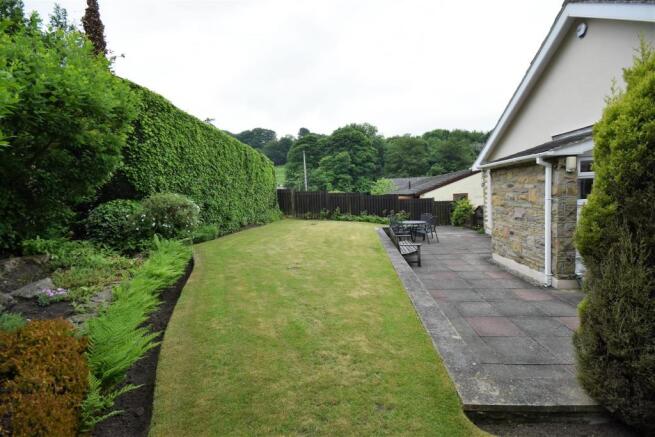 15 Corbiere, Elland Road, Ripponden, HX6 4JN Garde