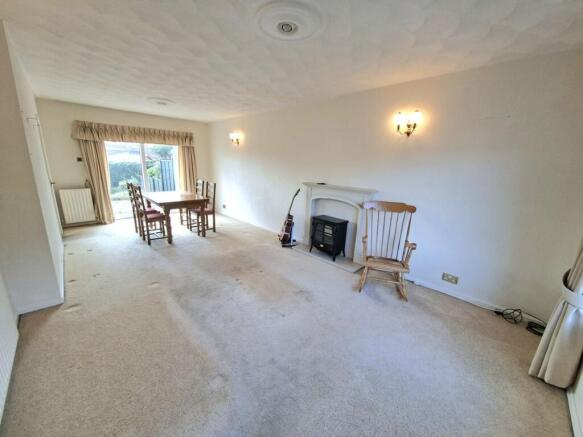 LIVING ROOM/DINING ROOM