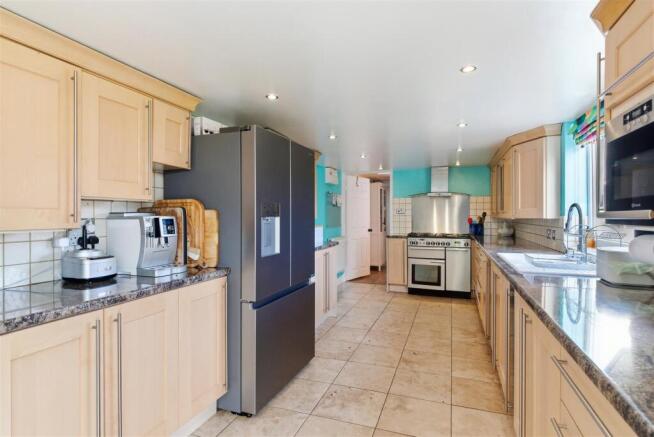 5 bed Detached for sale Image 12