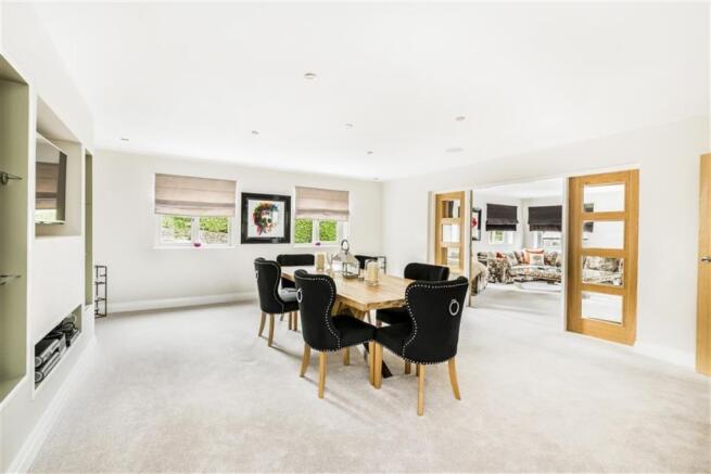 FAMILY ROOM/DINING ROOM