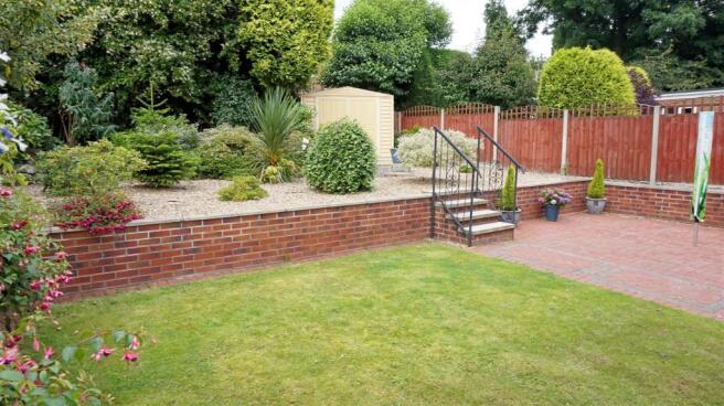 LANDSCAPED REAR GARD