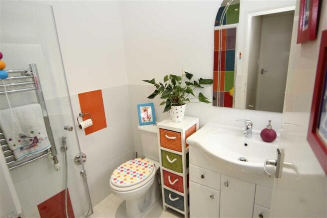 GROUND FLOOR SHOWER 