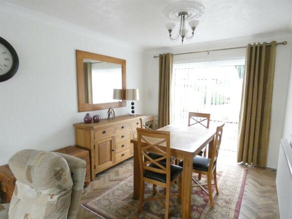 LOUNGE/DINING ROOM