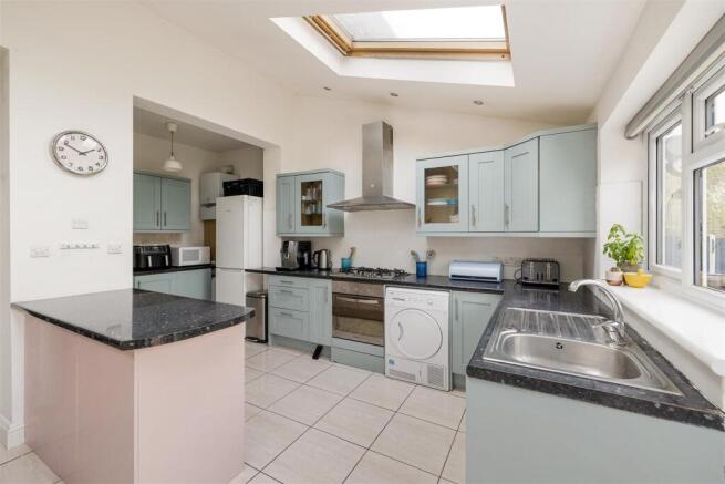 Woodlands. Avenue, E11