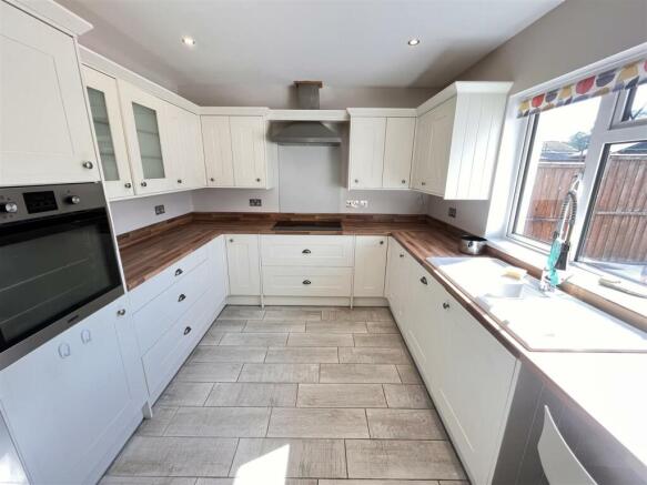 KITCHEN/DINING ROOM