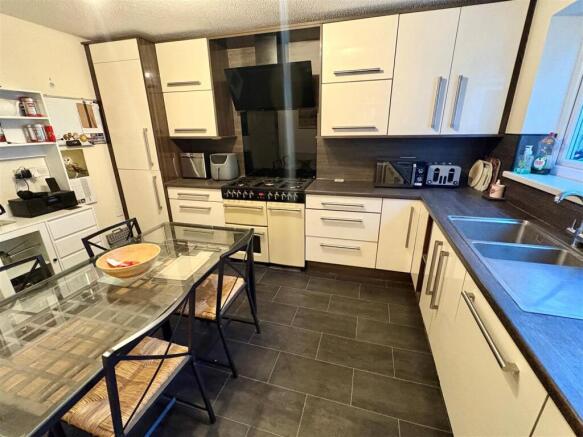 4 bed Detached for sale Image 6