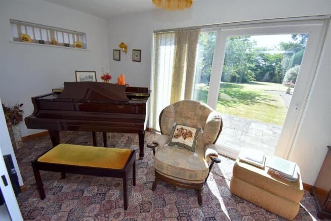 FAMILY ROOM.JPG