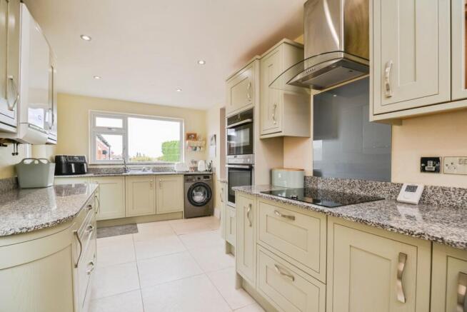 3 bed Semi-Detached for sale Image 4