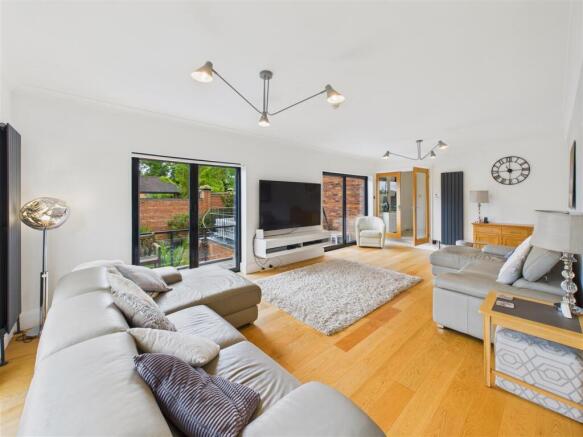 5 bed Detached for sale Image 9