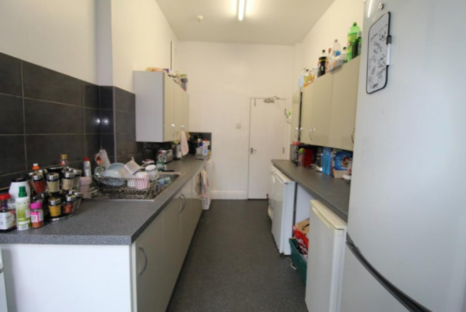 8 bed House to rent Image 9