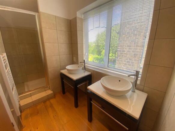4 bed Detached to rent Image 10