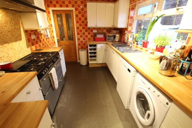 Fully Fitted Kitchen