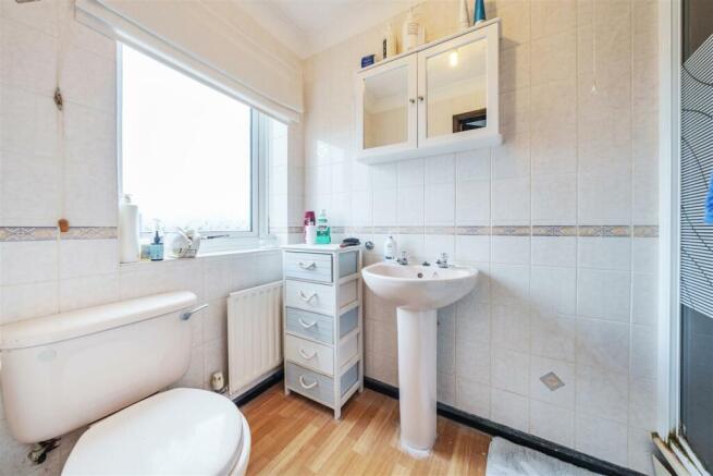 EN-SUITE SHOWER ROOM