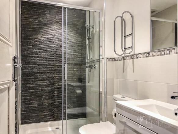 Shower room.