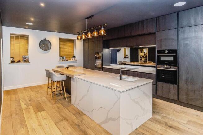 4 bed Link Detached House for sale Image 4