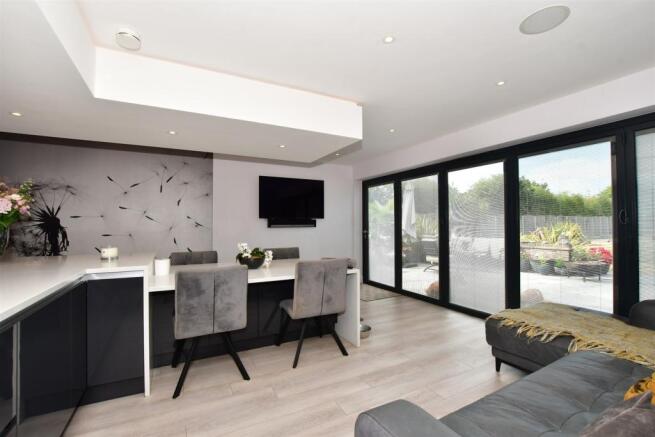 Kitchen/Breakfast Area