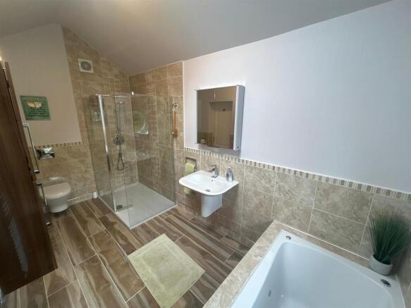 Preesall Avenue, Heald Green, Cheadle photo 4