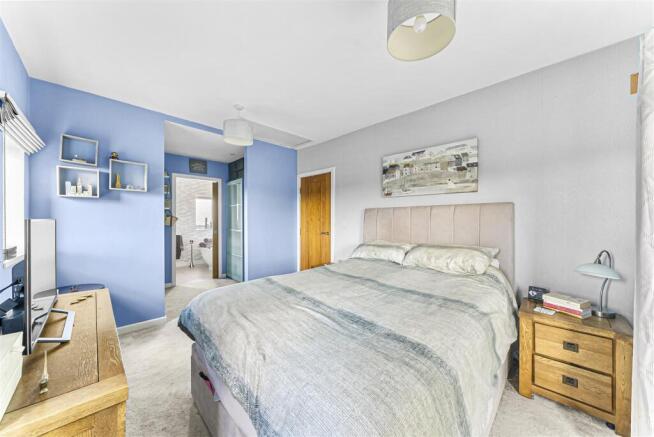 5 bed Semi-Detached for sale Image 11