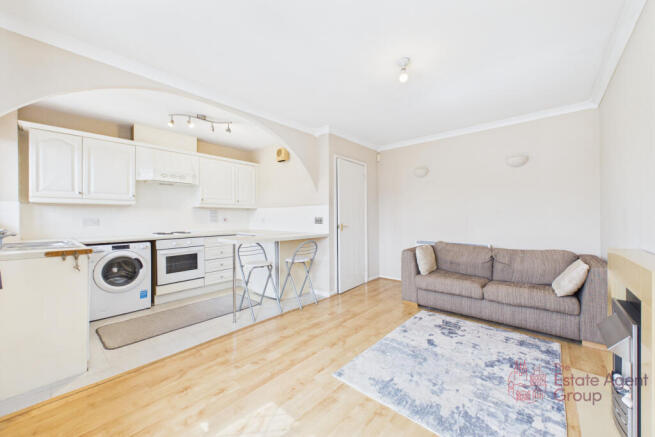 Kitchen / Lounge