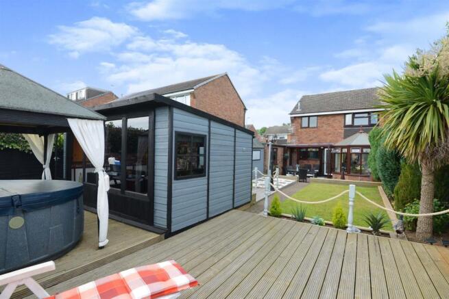 Garden Room / Bar: