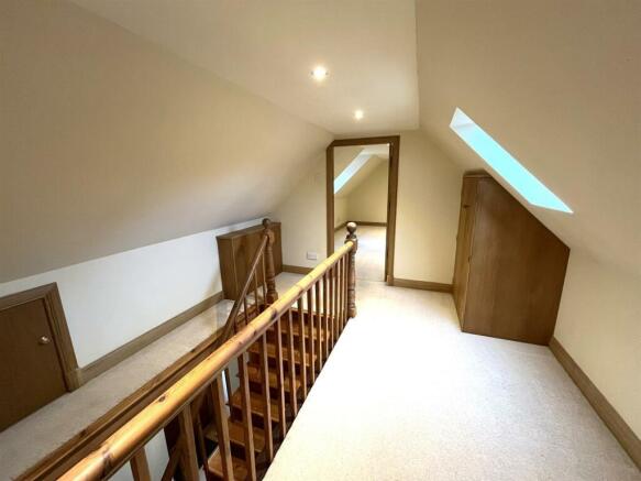 STAIRCASE & LANDING