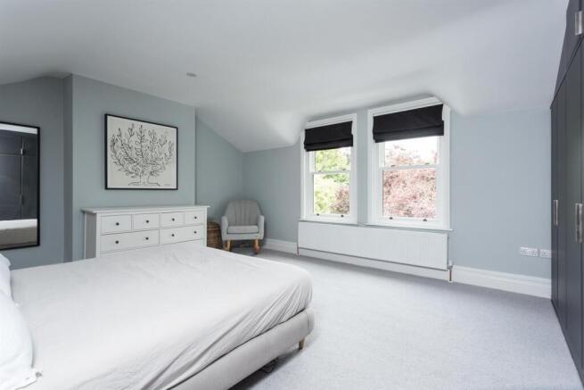 4 bed House for sale Image 12