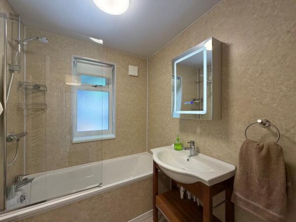 3 bed Terraced to rent Image 8