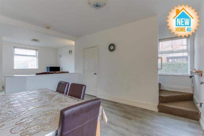 LOUNGE / DINING ROOM: