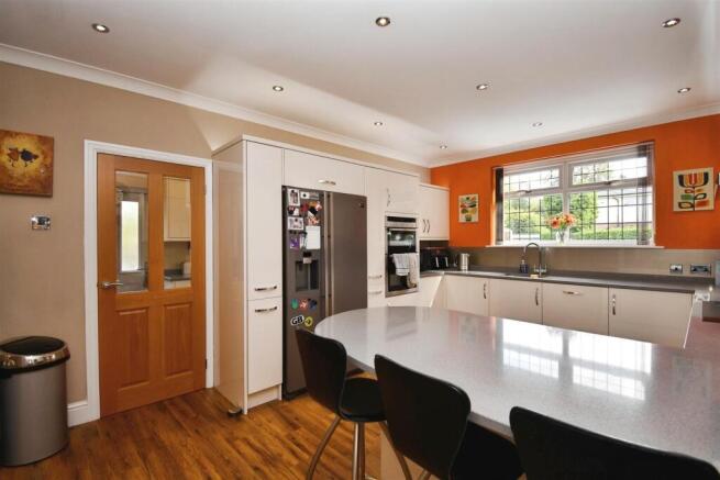 4 bed Semi-Detached for sale Image 3
