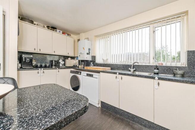 3 bed Ground Flat for sale Image 4